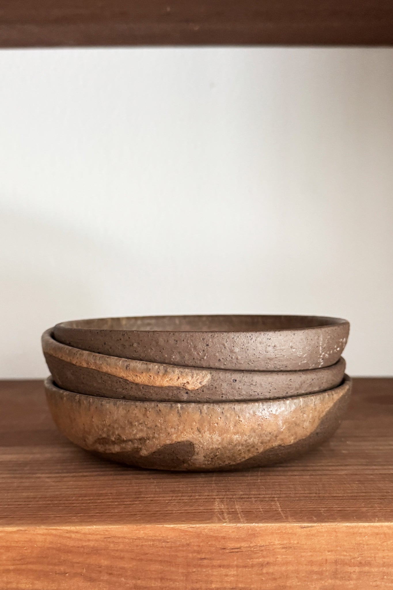 MEDIUM CERAMIC PLATE KAKI AND BROWN