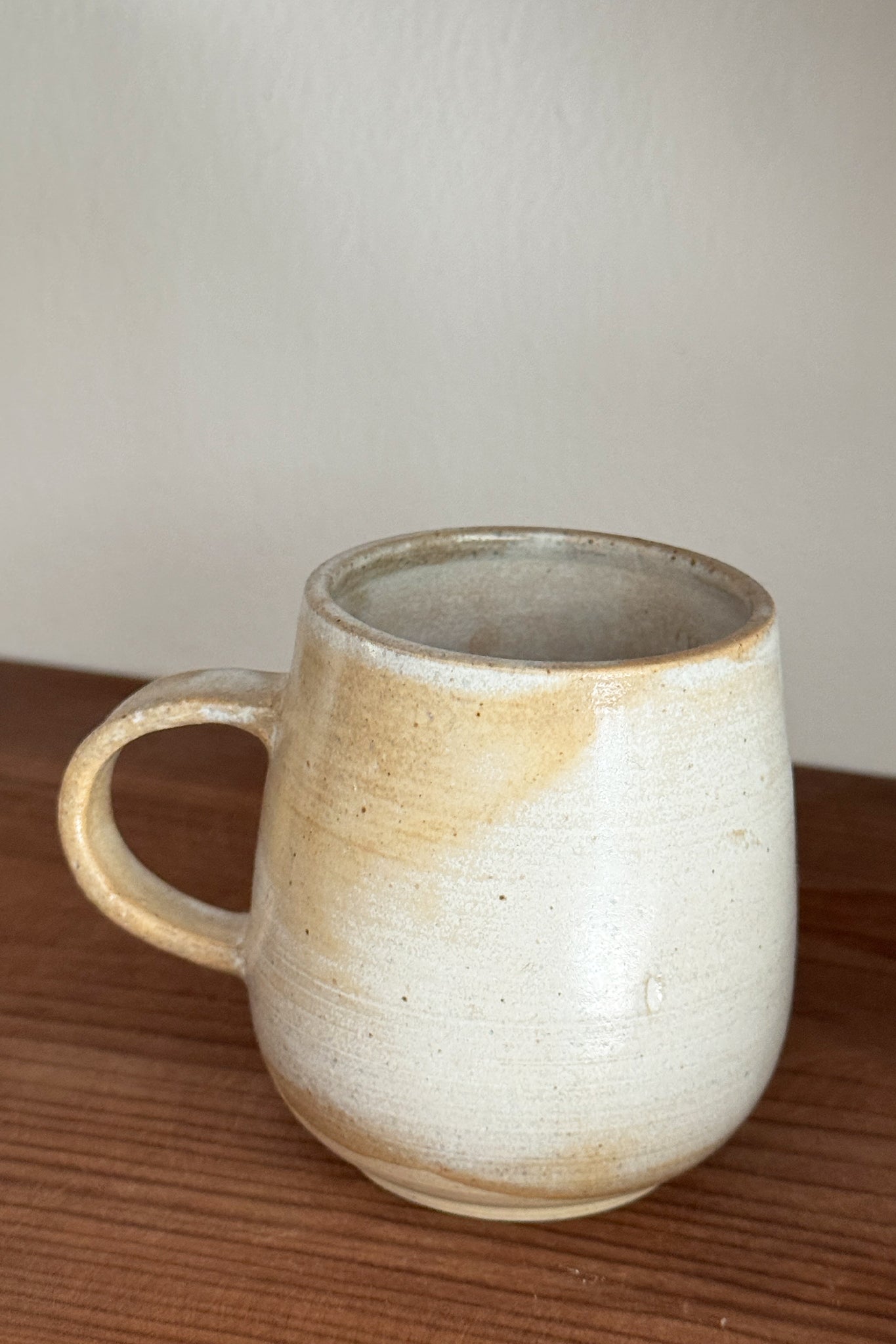CERAMIC MUG WHITE AND BEIGE